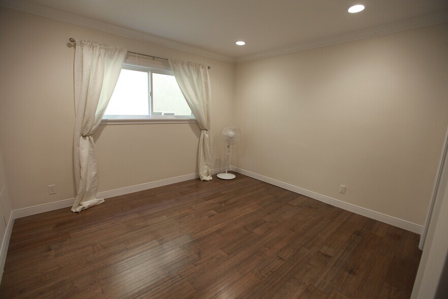 Building Photo - 1143 6th St