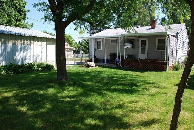 Building Photo - 2 Bed 1 Bath Northwest Rancher with large Garage