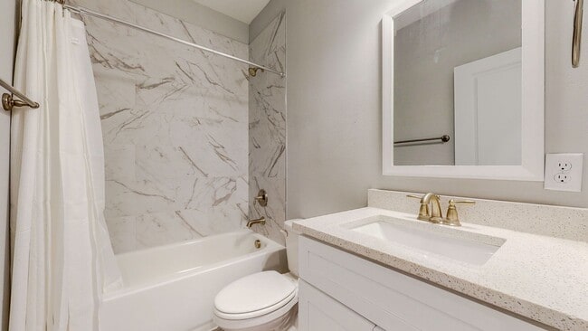 Building Photo - End unit!  Washer/Dryer Included! Beautiful 3 Bedroom Townhome (larger floorpan) with Screened-In...