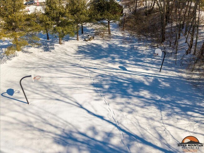 Building Photo - Large Efficiency minutes from Virginia Tech
