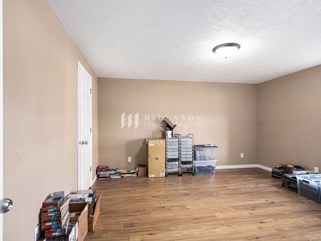 Building Photo - 1.5 story in Ashford Hollow