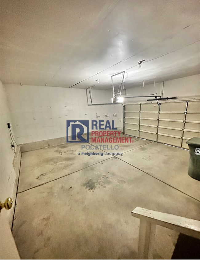 Building Photo - 3 Bed 2.5 Bath Twin Home - Double Car Garage - Small dogs negotiable