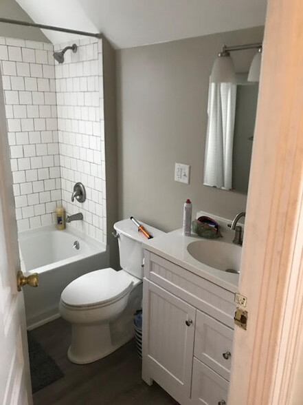 Bathroom - 945 Virginia St SE