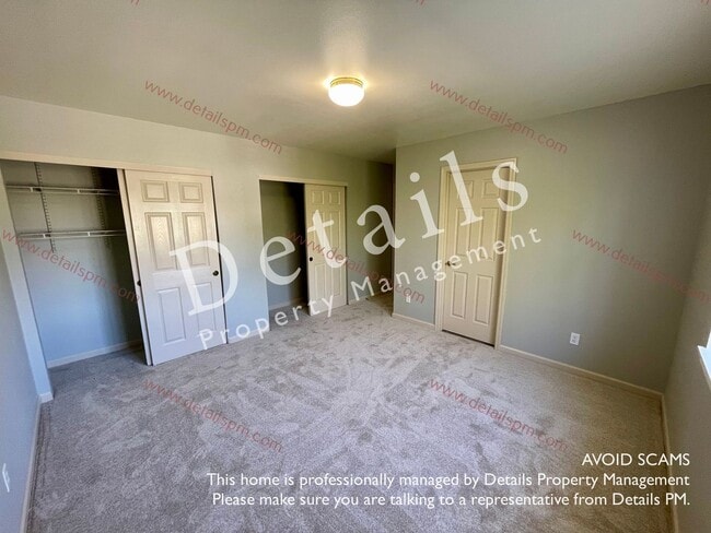 Building Photo - **COMING SOON** 3 BR bedroom Silverdale Townhouse