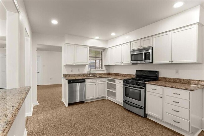 Building Photo - 6151 Charlotte Dr