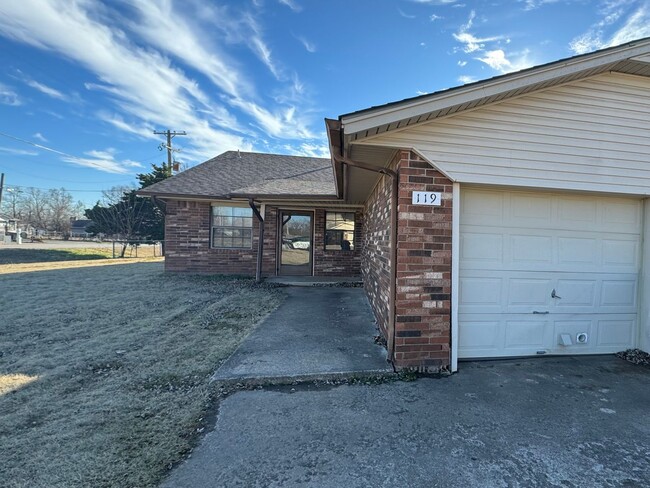 Primary Photo - 3 Bedroom 2 bathroom Duplex