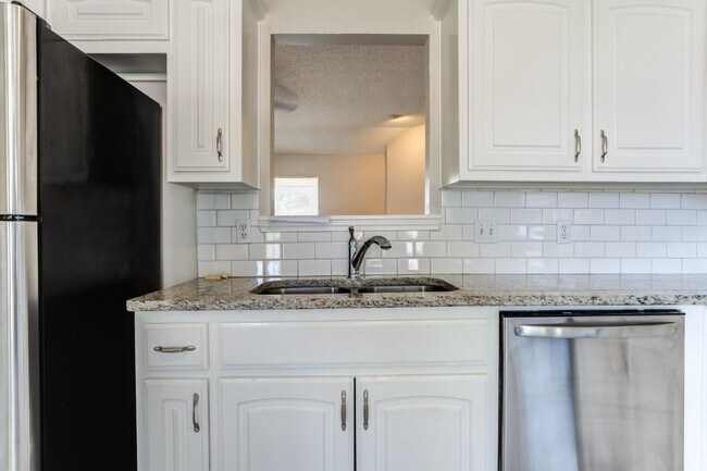 Building Photo - 6113 6th St