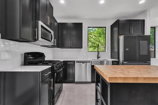 Building Photo - 408 W Odell St