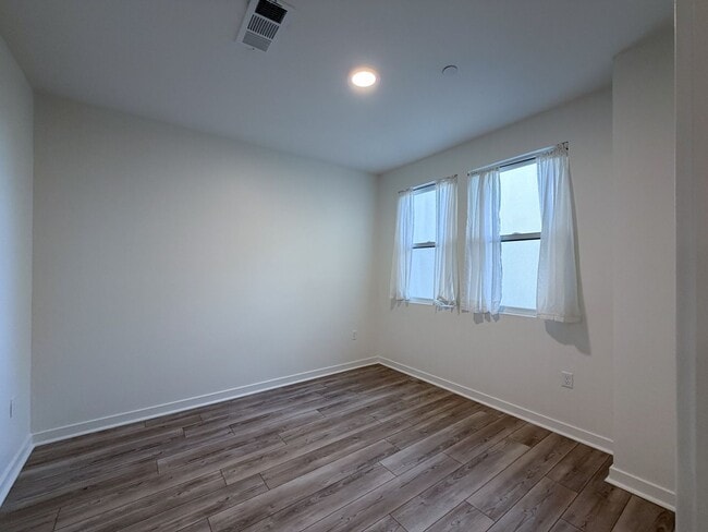 Building Photo - 1568 E Thompson Blvd