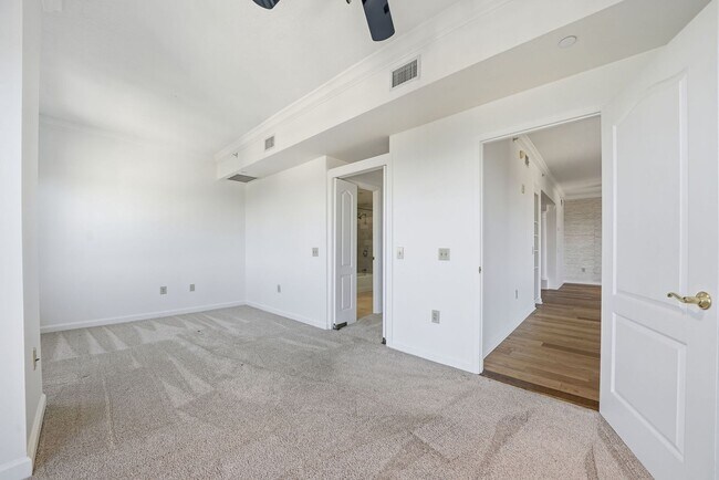 Building Photo - Penthouse Living in Midtown!