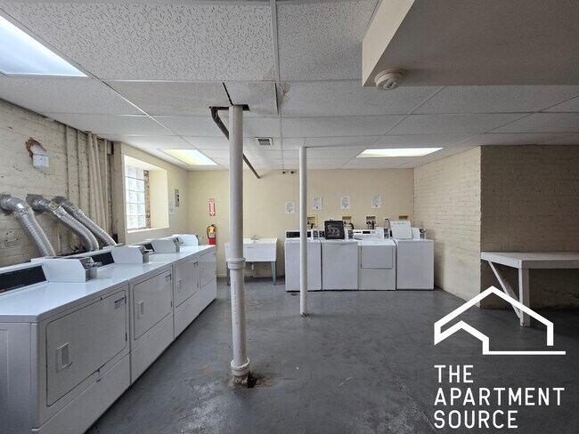 Building Photo - 3757 W Sunnyside Ave