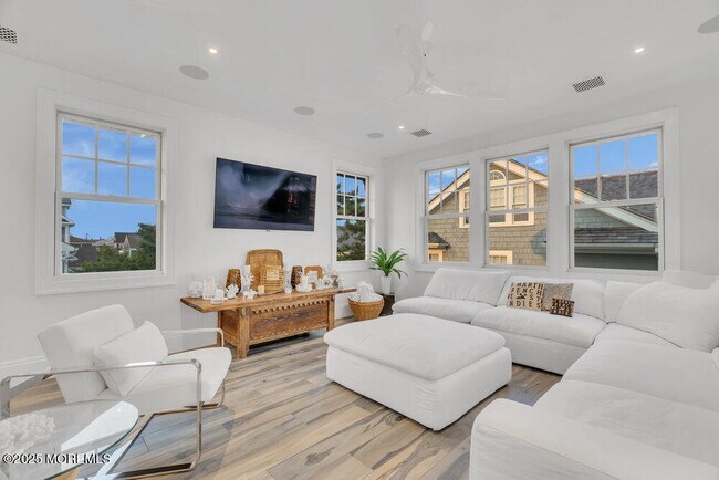 Building Photo - 985 Ocean Ave