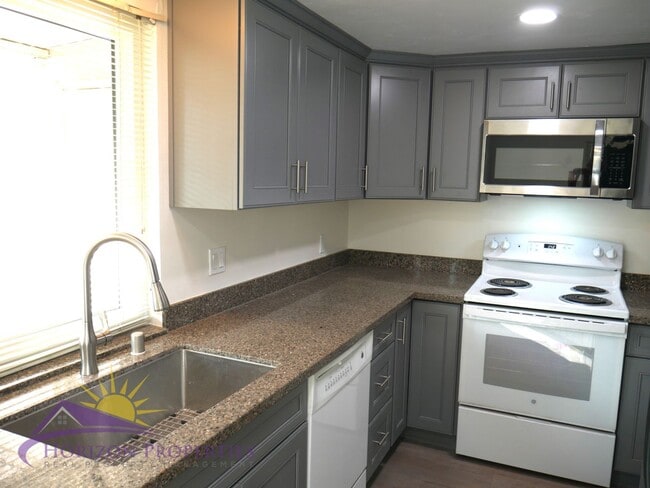 Building Photo - 3 Bed 2.5 Bath 1,380 sqft Townhome in Carm...