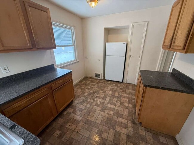 Building Photo - 3-BED, 1 BATH BEAUTIFUL SINGLE- FAMILY HOME IN MAPLE HEIGHTS!