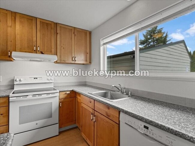 Building Photo - 3 Bed, 1.5 Bath Townhome in Hazel Dell Near Salmon Creek Regional Park