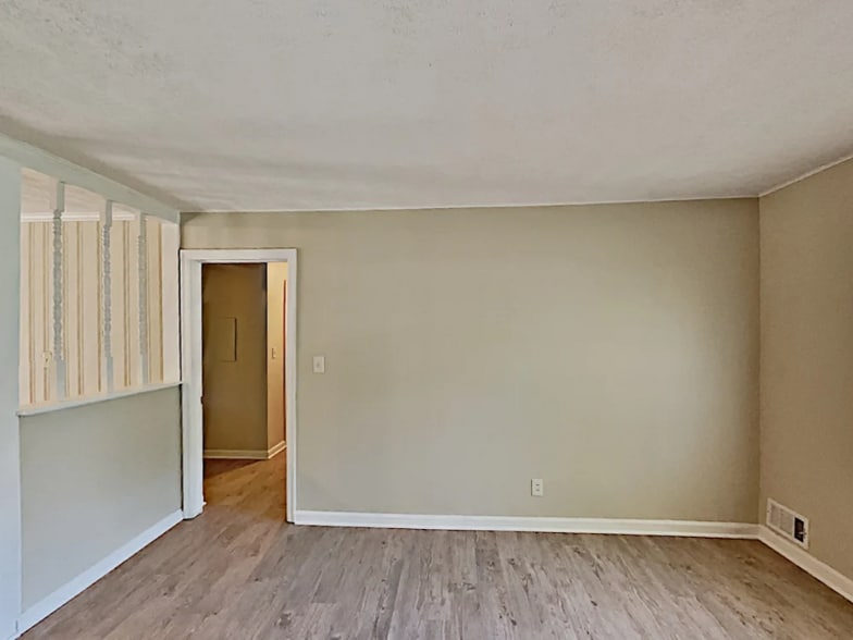 Building Photo - 728 Birchwood Ln SW