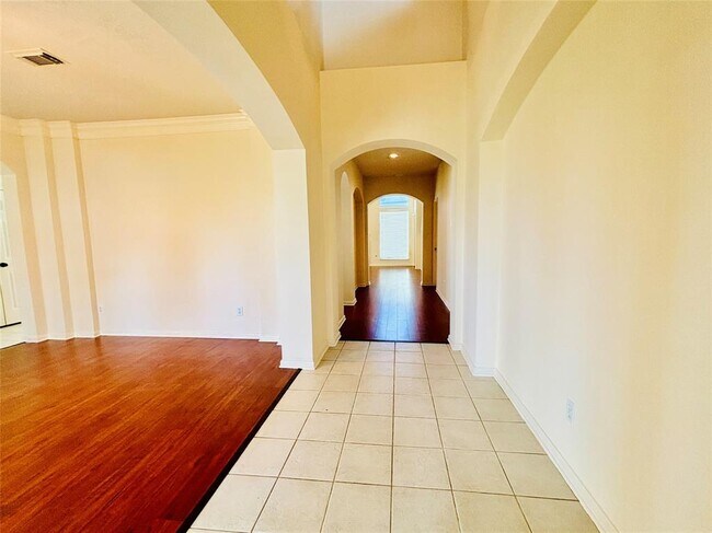 Building Photo - 1803 Stoneleigh Ct