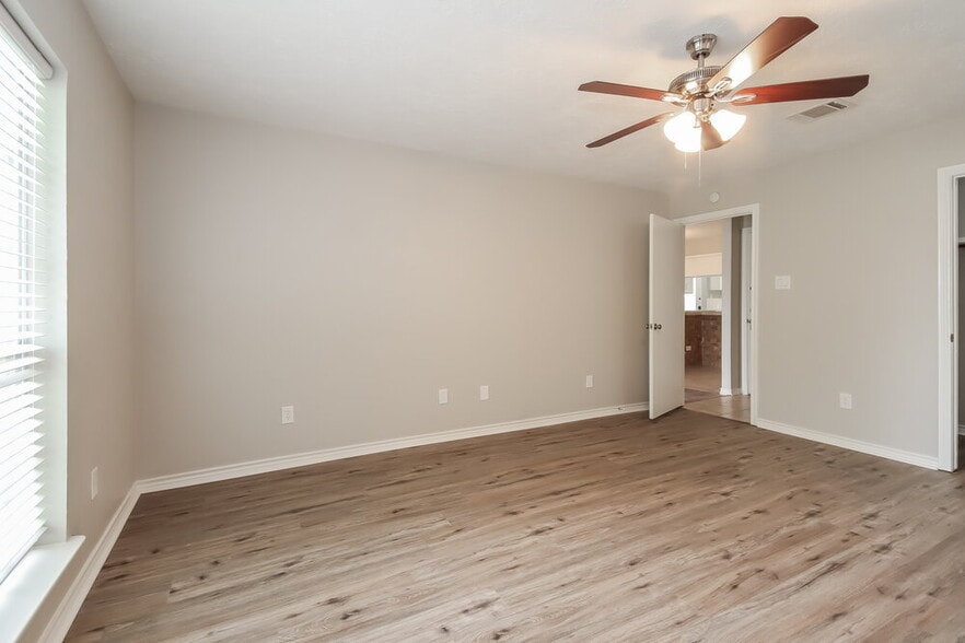 Building Photo - 9695 Twin Shores Dr