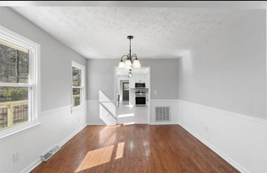 Building Photo - 11 Ridgeview Dr SE