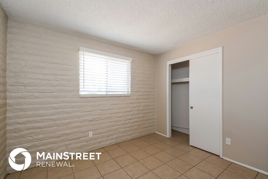 Building Photo - 1808 W Riverview St