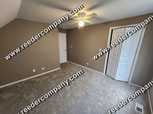 Building Photo - Spacious 2 bedroom 1 bath house near train station for easy commute.