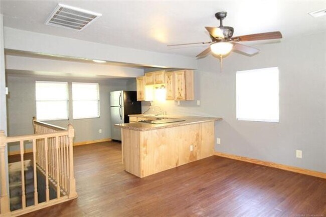 Building Photo - 2 Bedroom 1 bathroom