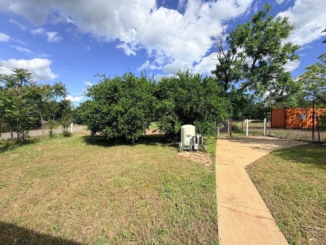 Building Photo - Well maintained home in convenient location w/seasonal landscaping incl.