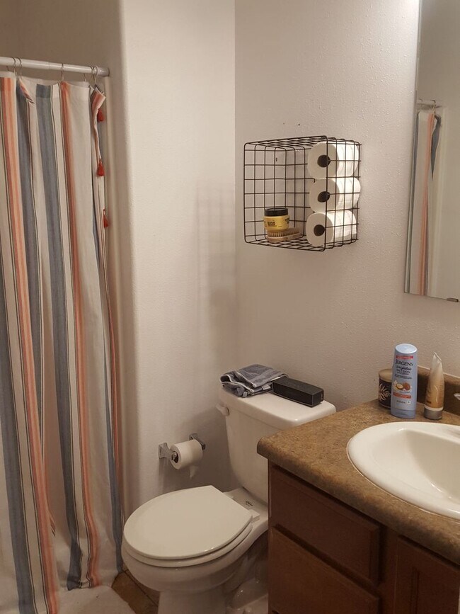 Building Photo - Now leasing for May 2026! FOUR BEDROOM AND...