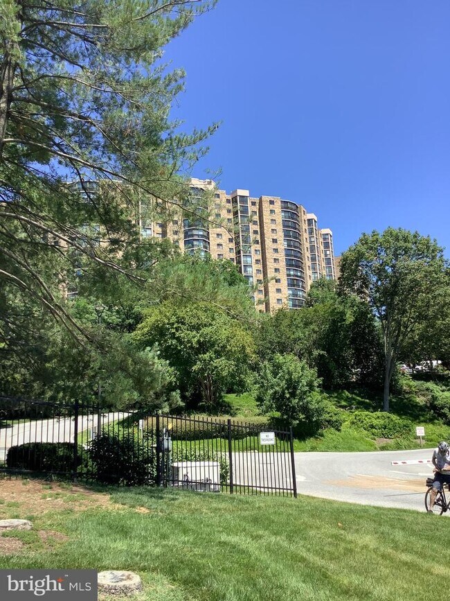 Building Photo - 5901 Mt Eagle Dr