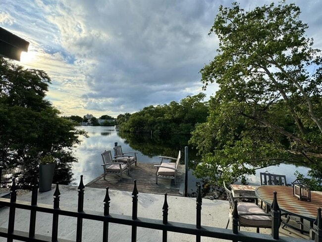 Building Photo - 1101 NE 18th Ct