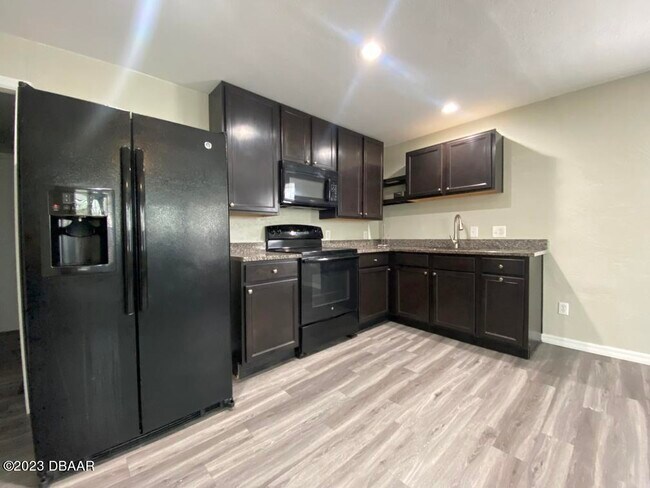 Building Photo - 215 N Oleander Ave