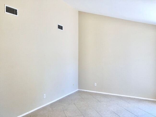 Building Photo - Sweet Single-Story, Completely Detached, in the Picturesque Fallbrook Village HOA Community!