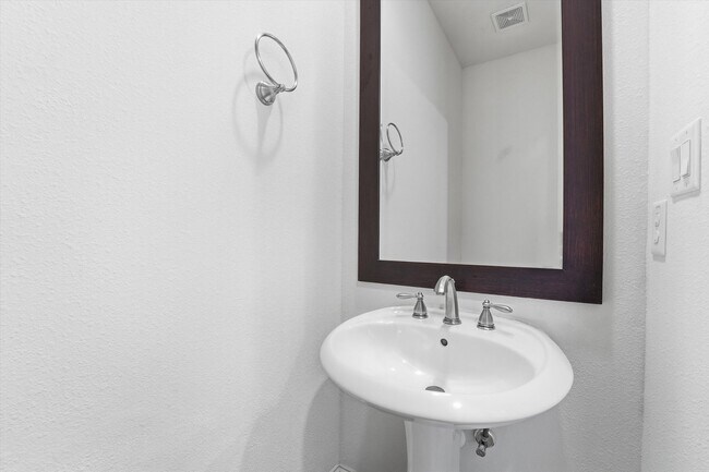 Building Photo - Awesome Two Story town home located in the heart of the city!