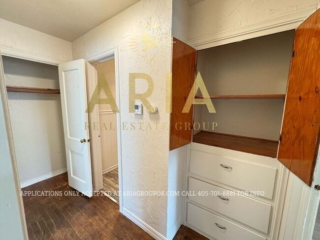 Building Photo - LOCATION! LOCATION! LOCATION! Charming 2 B...