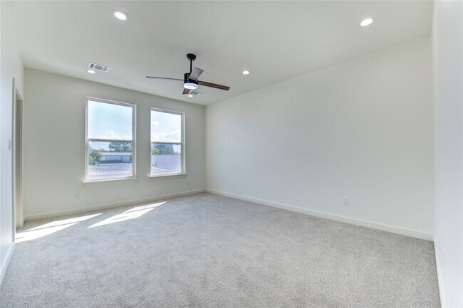 Building Photo - 2919 El Fenice Ln