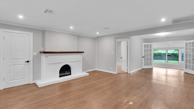 Building Photo - 217 E 33rd Pl