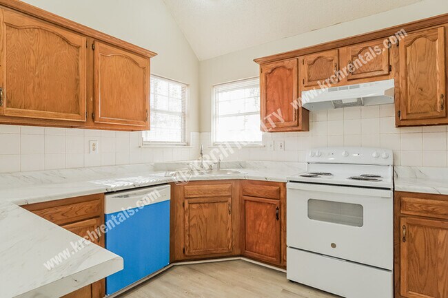 Building Photo - 3-Bed Home with Fireplace
