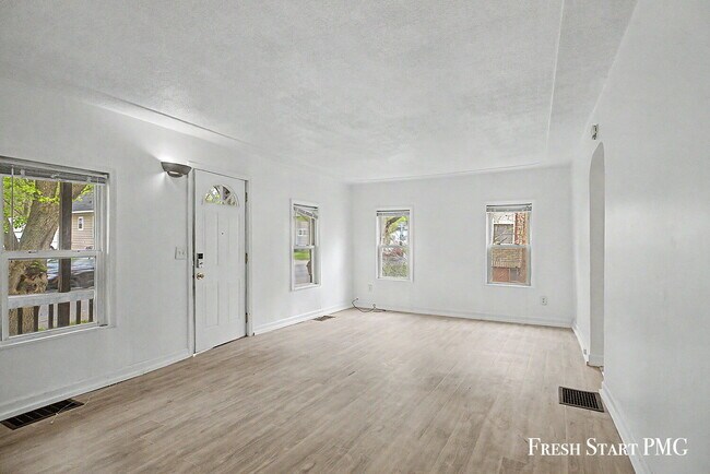 Building Photo - 1521 N Park St