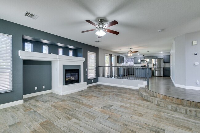 Building Photo - BEAUTIFUL POOL HOME W/RV