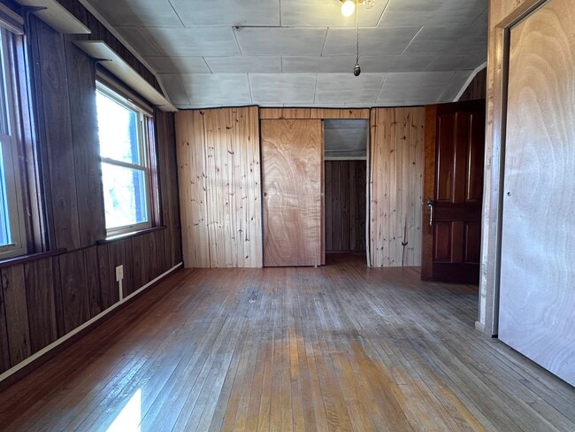 Building Photo - 7 8th St