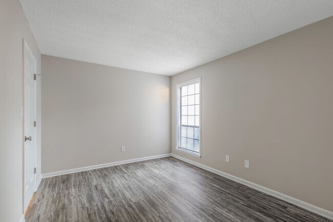 Building Photo - Discover Your Lakeside Oasis: 2 Bedroom Condo at Harris Lake