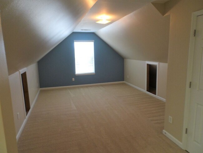 Building Photo - Prime Newnan location, close to everything...