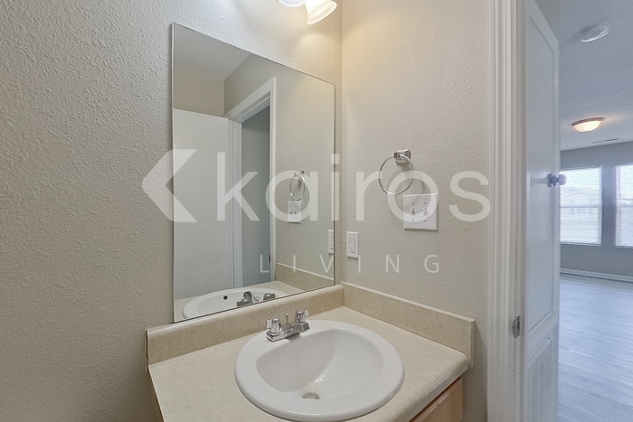 Building Photo - 100 Farmington Dr