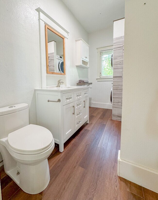 Building Photo - 2 BED/ 2 BATH SINGLE FAMILY HOME