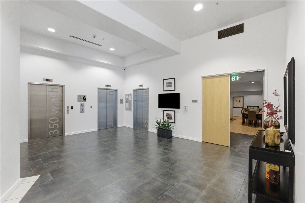 Building Photo - 350 W Ash St