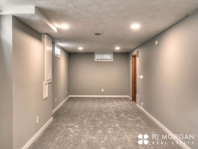 Building Photo - 4 bedroom, 3 Bathroom House