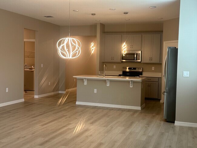 Building Photo - 1300 Plumbago Ct