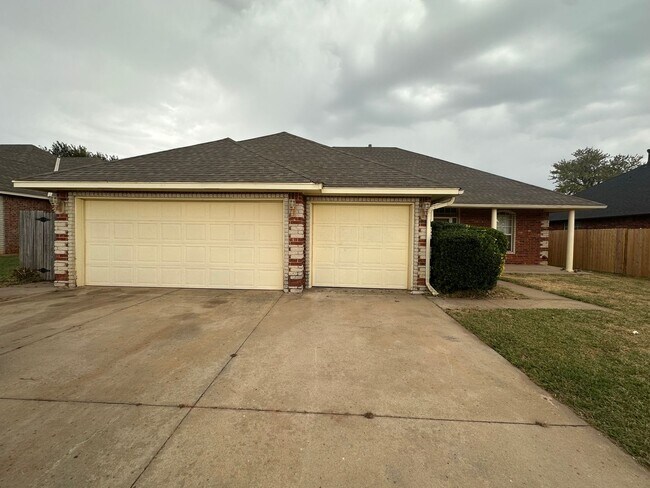 Building Photo - 2504 Thomas Dr