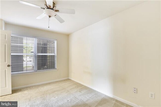 Building Photo - 925 Hillside Lake Terrace