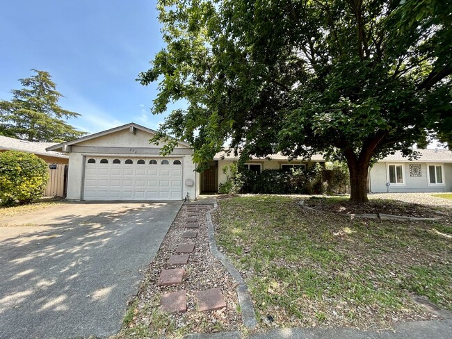Primary Photo - Spacious 3-Bedroom Home in Southtown Vacav...